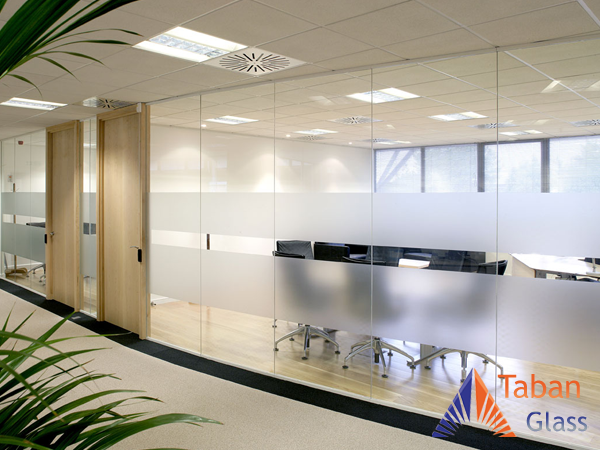 بهترین پارتیشن اداری شیشه را با تابان گلس داشته باشید!