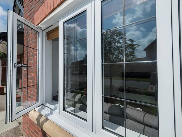 شیشه دوجداره چیست؟ انواع، مزایا، معایب و کاربردهای شیشه